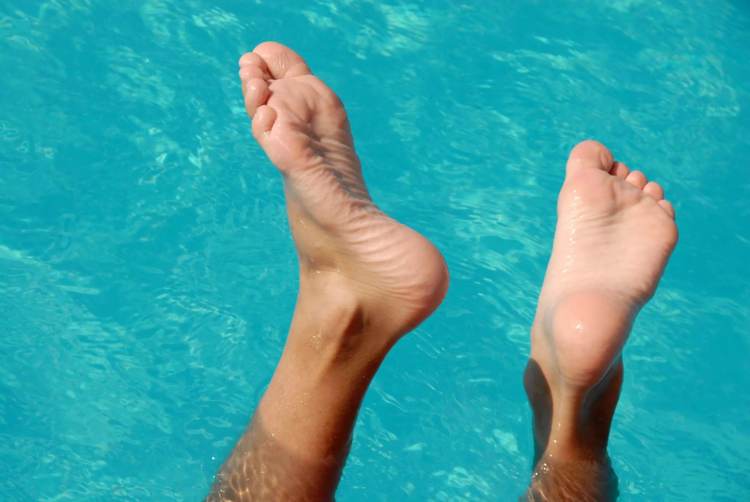 ¿Por qué se arrugan las manos y los pies en el agua?
